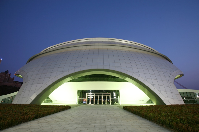 Illustration for article titled Buildings that look like UFO crash landings